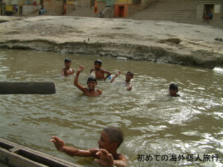 インド旅行（ガンジス川で泳いで遊ぶ子どもたち）