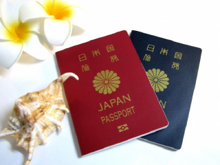 赤色と黒色のパスポート